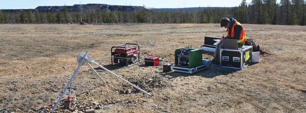 Integration of geotechnical and hydrogeological testing in open pit feasibility study allows identification fracture zones that affect development.